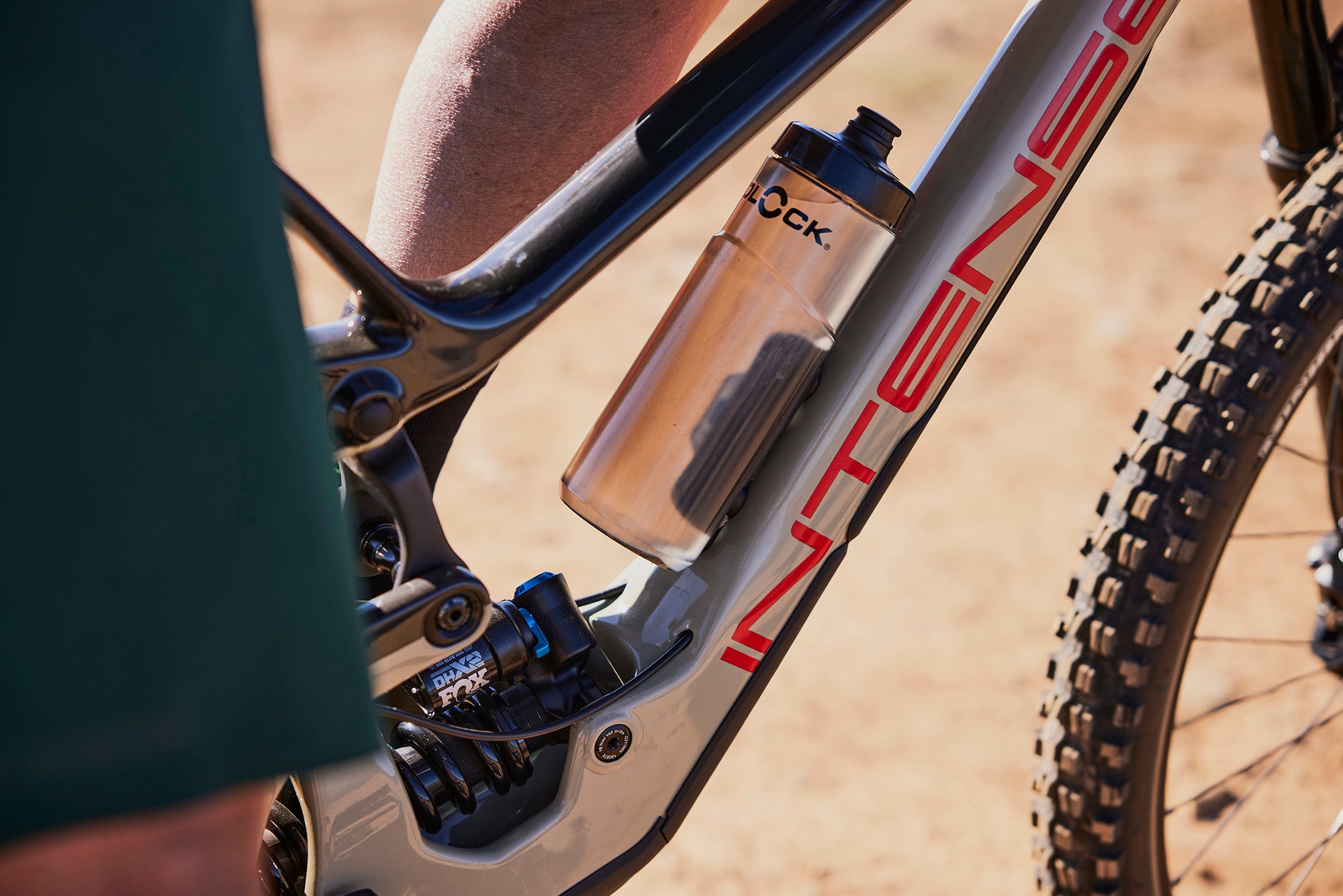 Fidlcock original 600 ml (20 oz.) TWIST water bottle + magnetic bike base