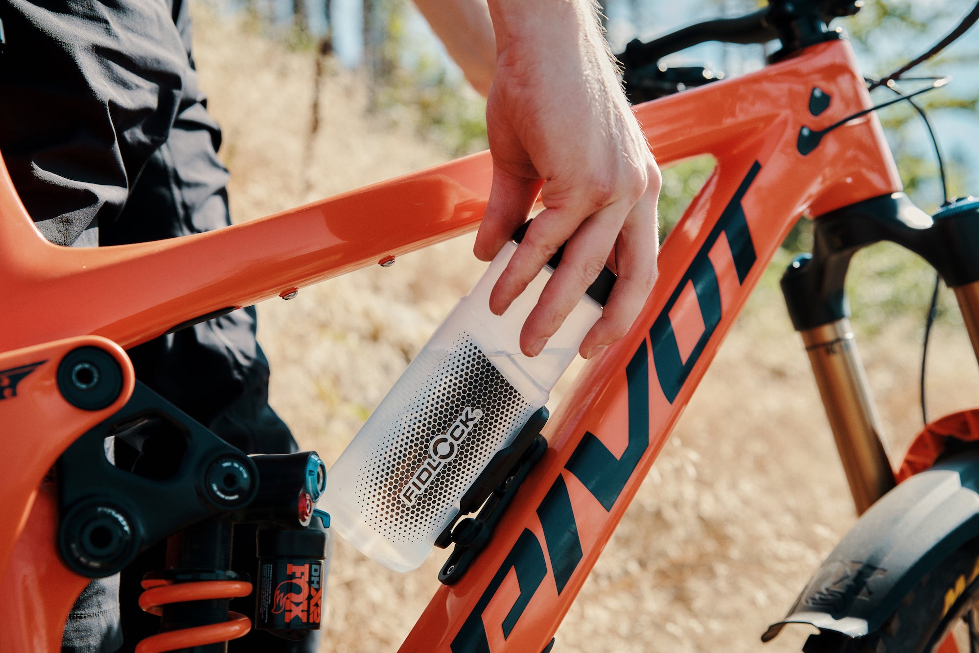 Fidlock TWIST 600 ml (20 oz.) bike water bottle + magnetic base system