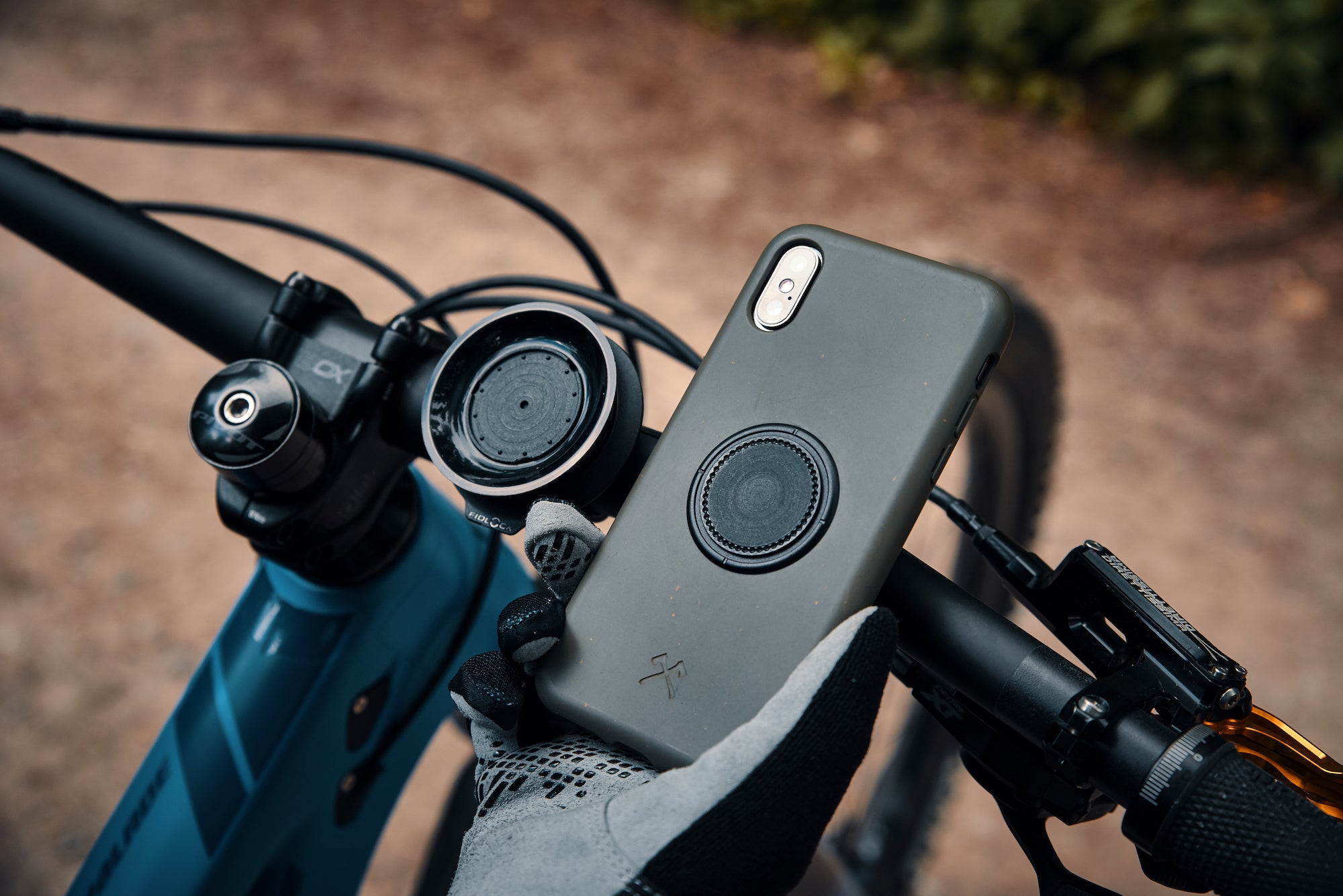 Fidlock cell phone case with VACUUM magnetic attachment technology