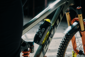TWIST10 bottle 590 anniversary edition + bike base