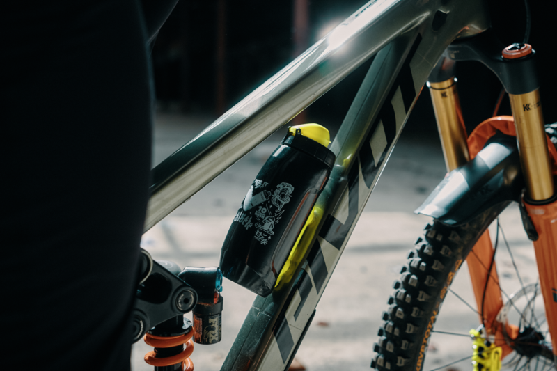 TWIST10 bottle 590 anniversary edition + bike base