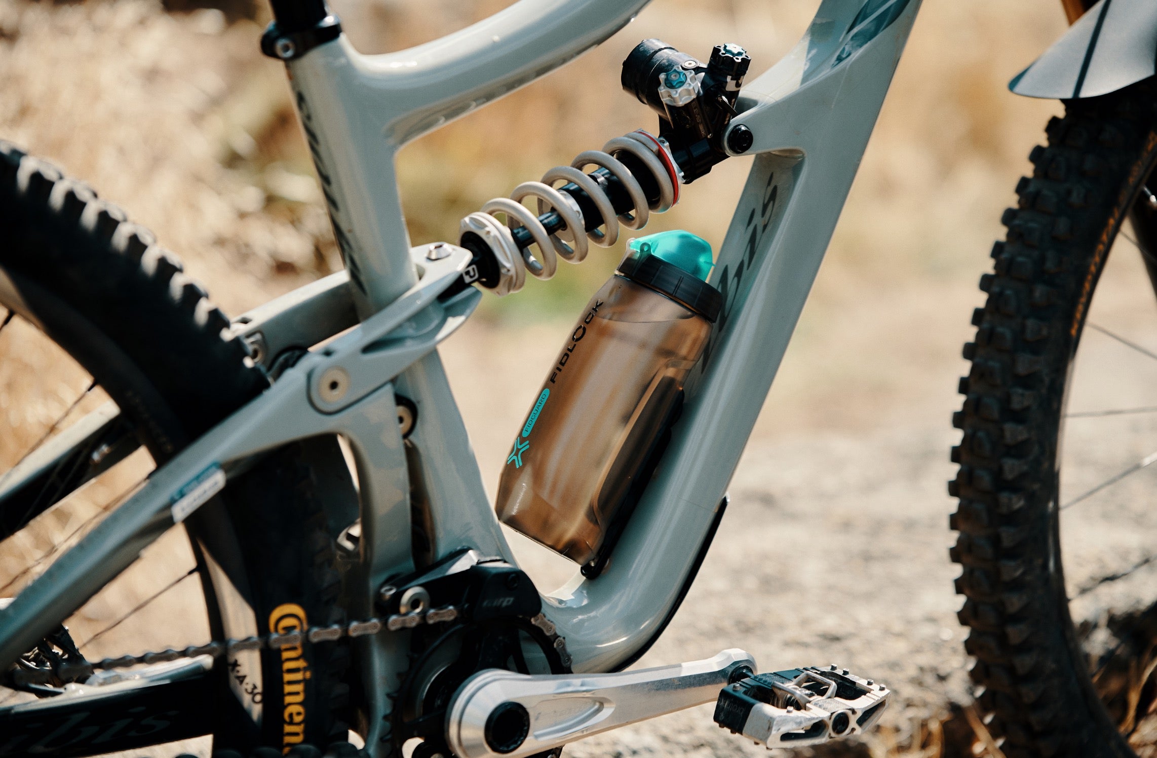 Fidlock 590 magnetic water bottle mounted on Ibis mountain bike