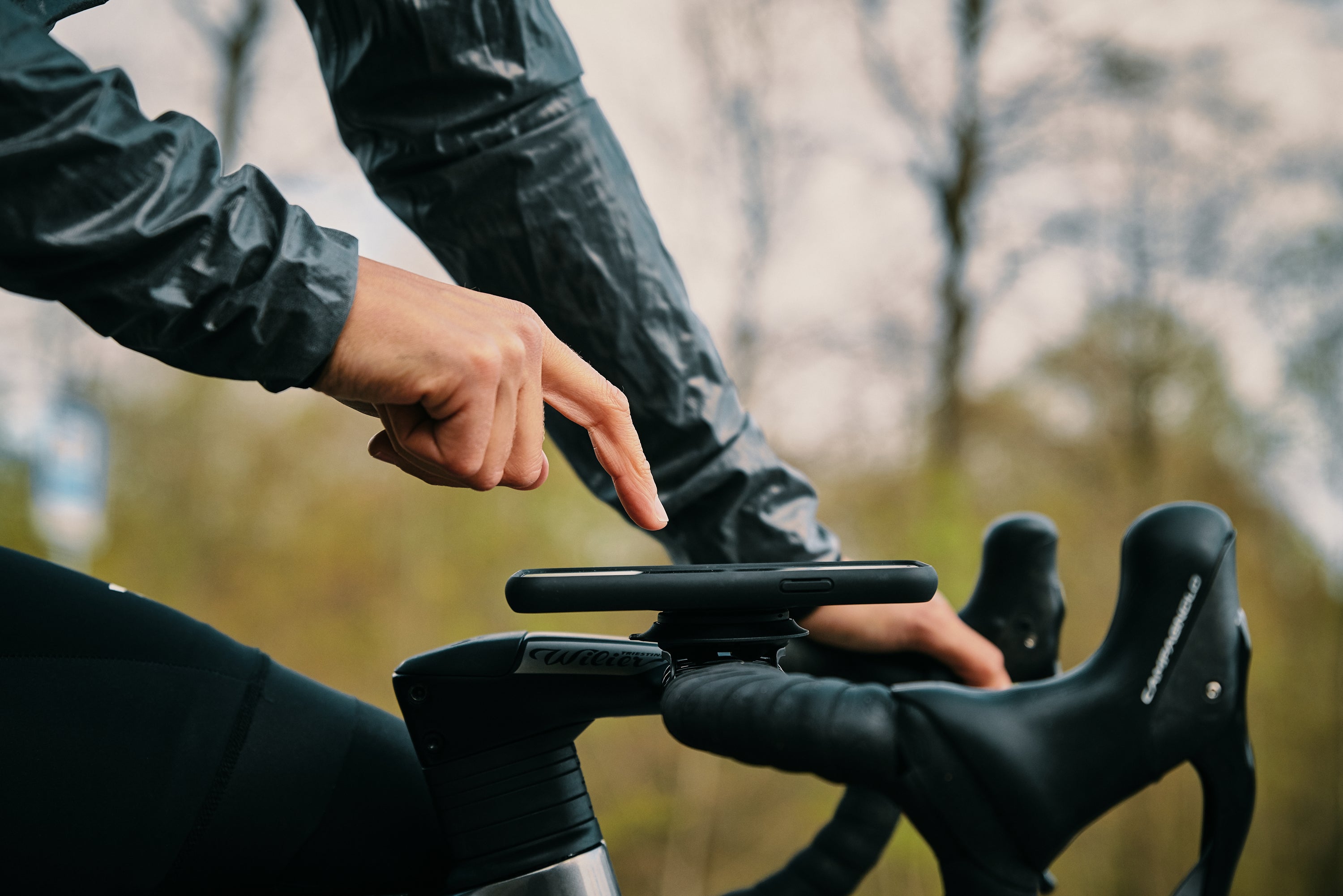 Fidlock VACUUM bike handlebar cell phone magnetic locking mount