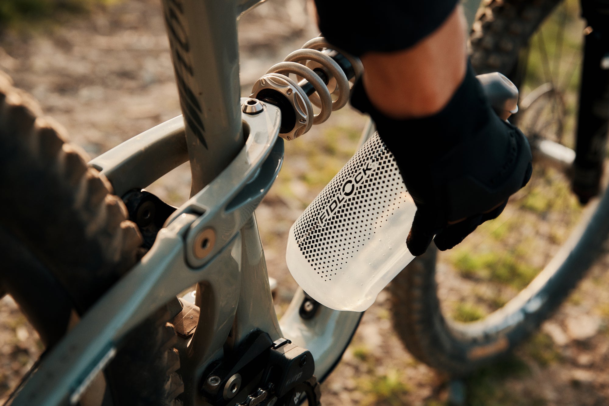 Fidlock TWIST 750 ml (25 oz.) bike water bottle + magnetic base system