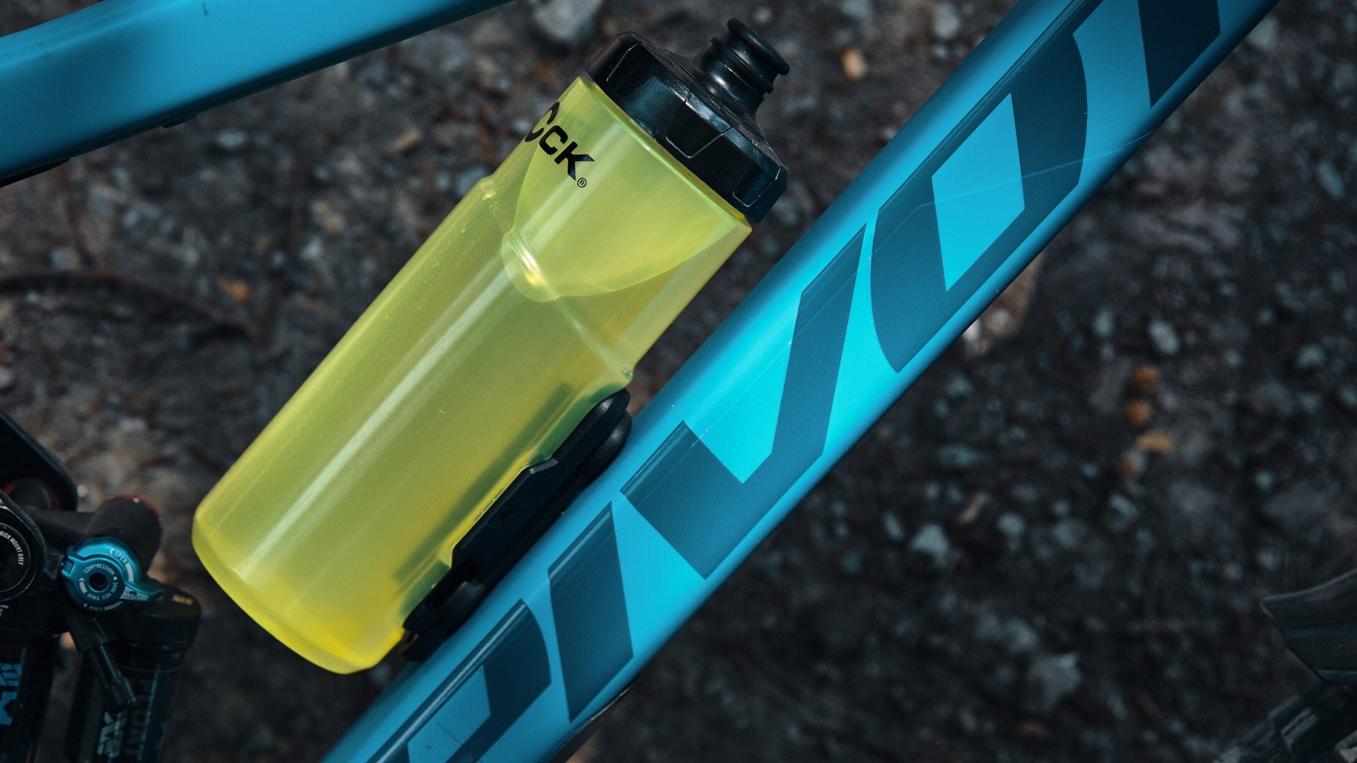 Fidlock classic 600 yellow water bottle and magnetic base system mounted to the downtube of a Pivot brand mountain bike