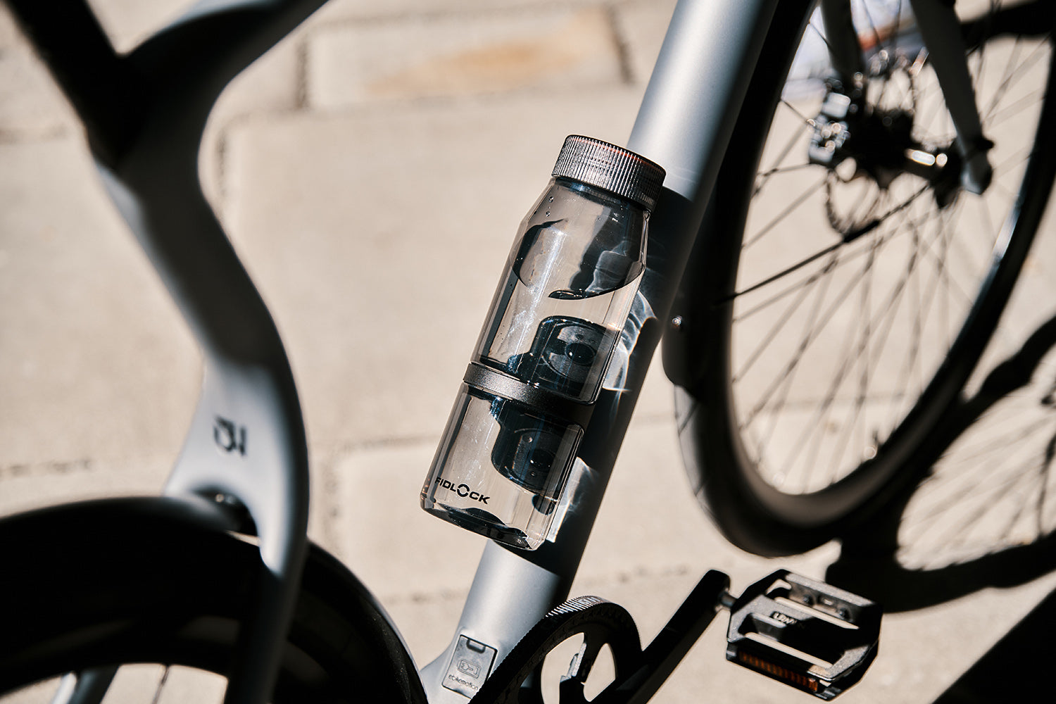 Peaty's Fidlock Lockin Magnetic Bike Water Bottle & Mount, Crown/Clear, 600  ml/ 20 oz.